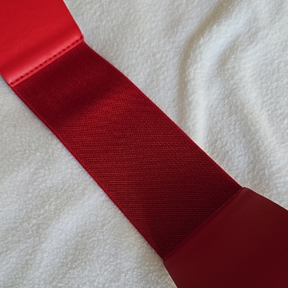 Elegant Red Belt with Gold and Silver Buckle - Picture 4 of 5